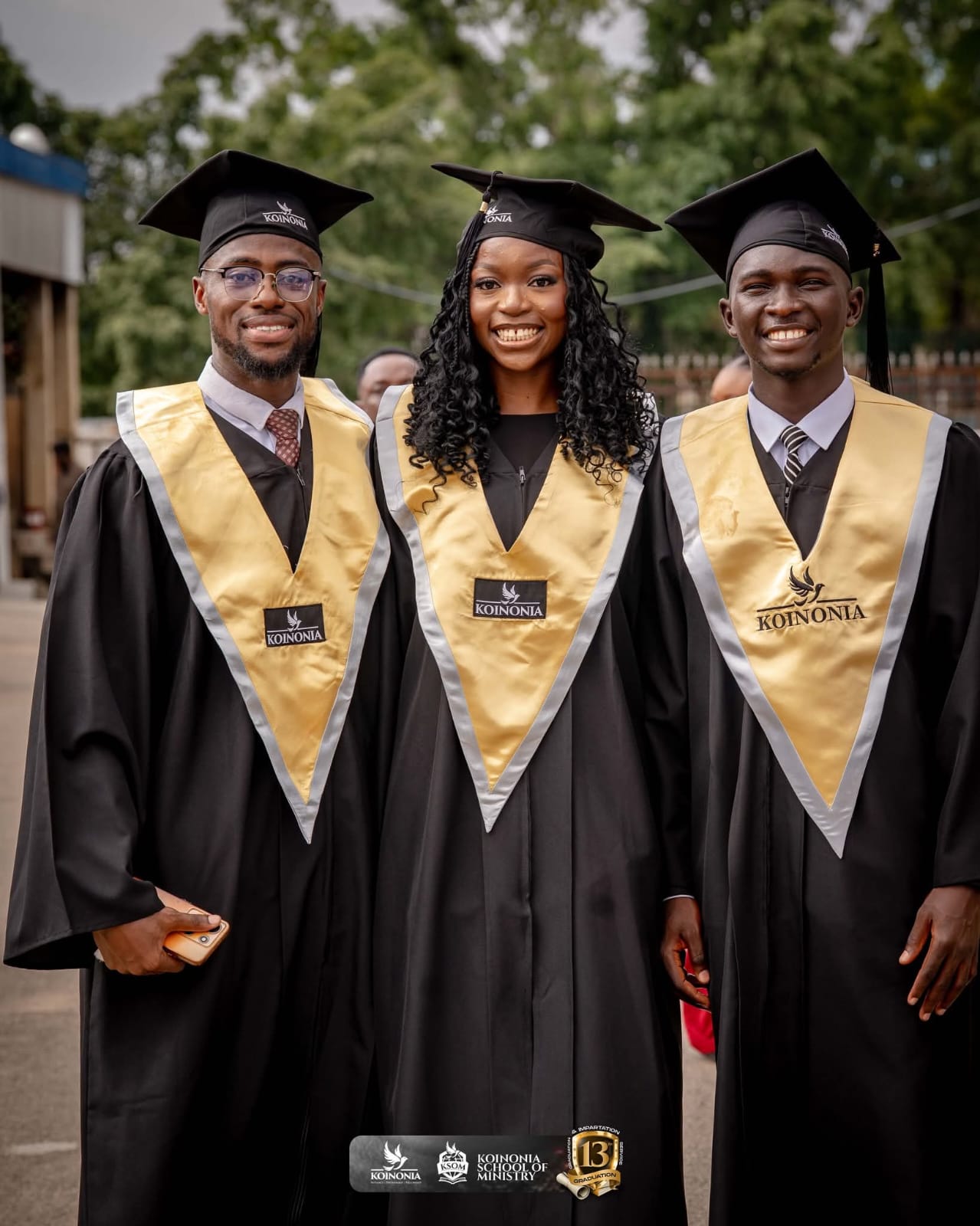 Group of graduants outside the hall