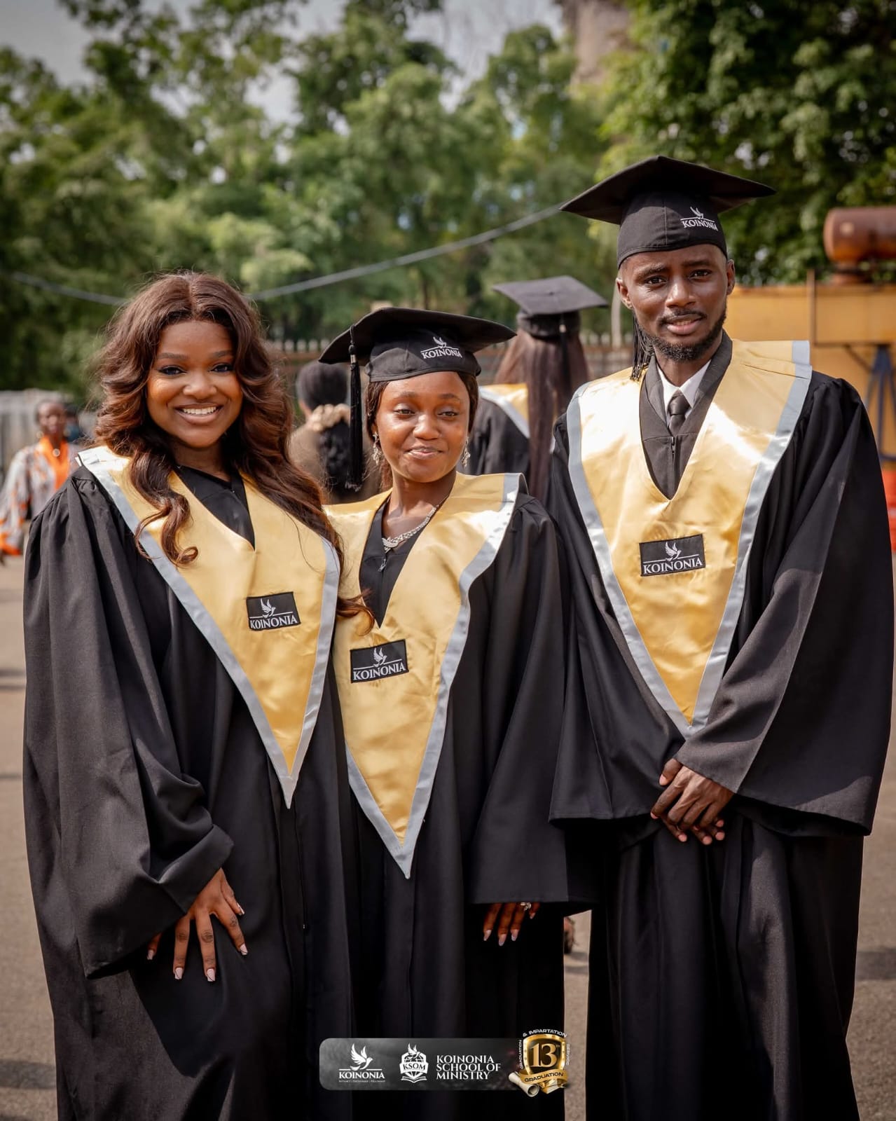 Group of graduants outside the building