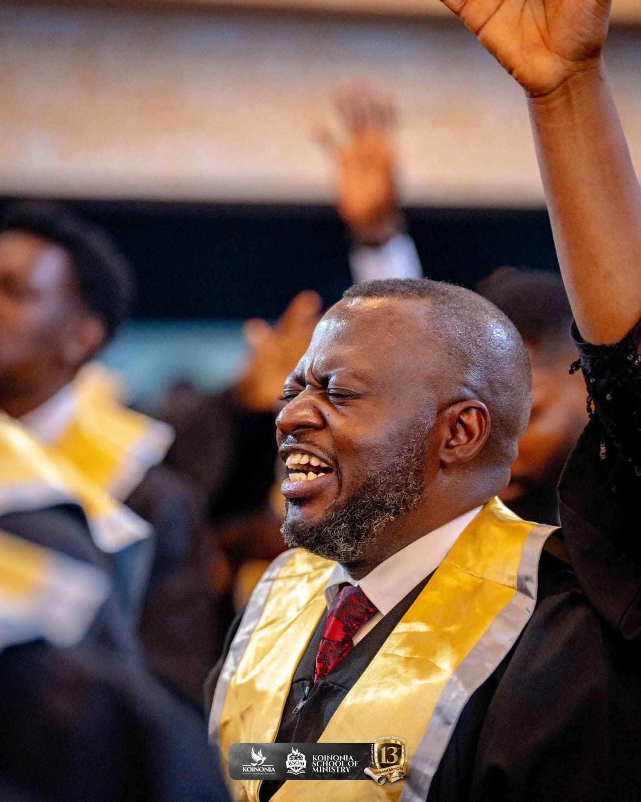 Graduants receive the blessings