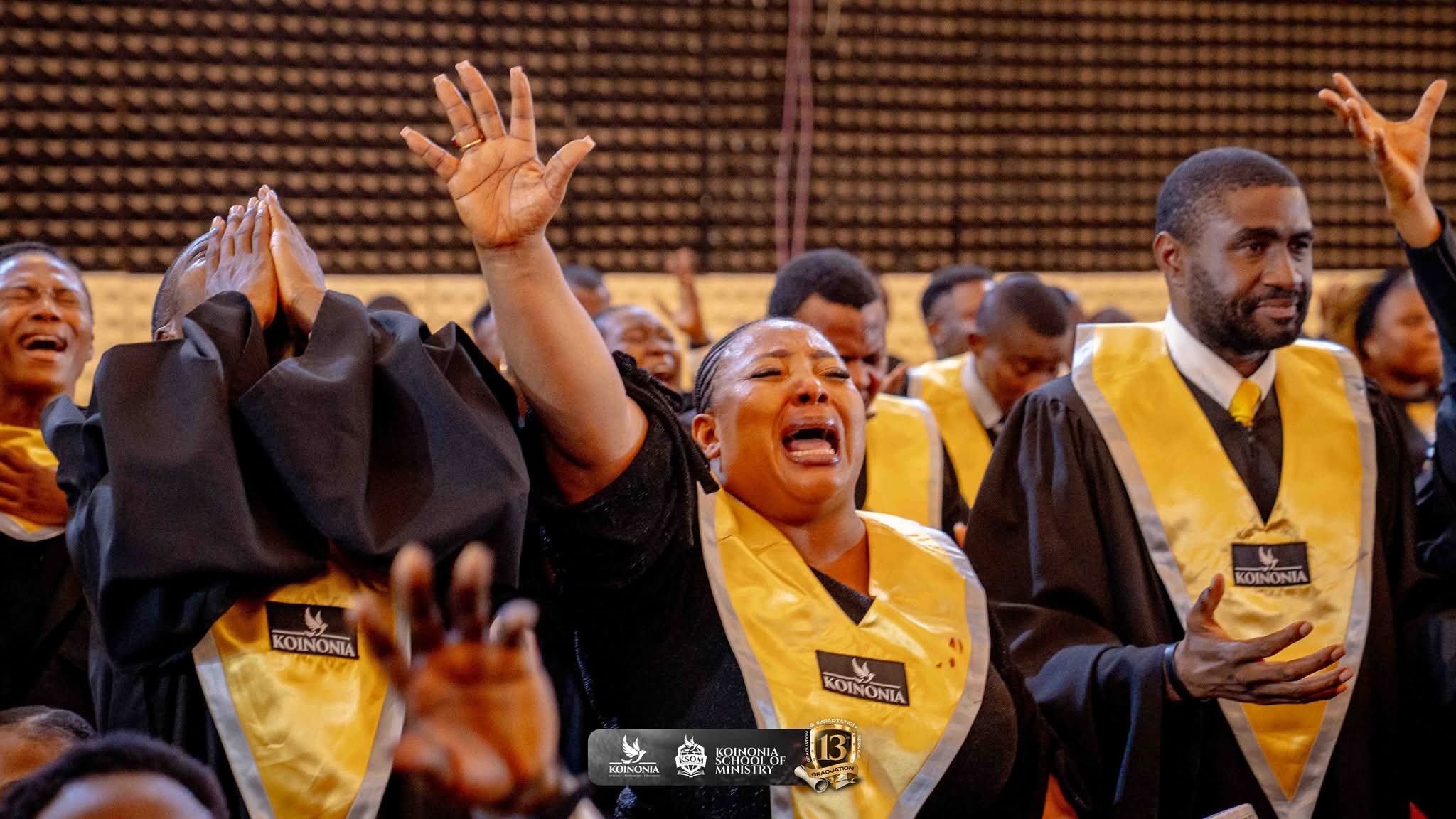 Graduants receive the blessings