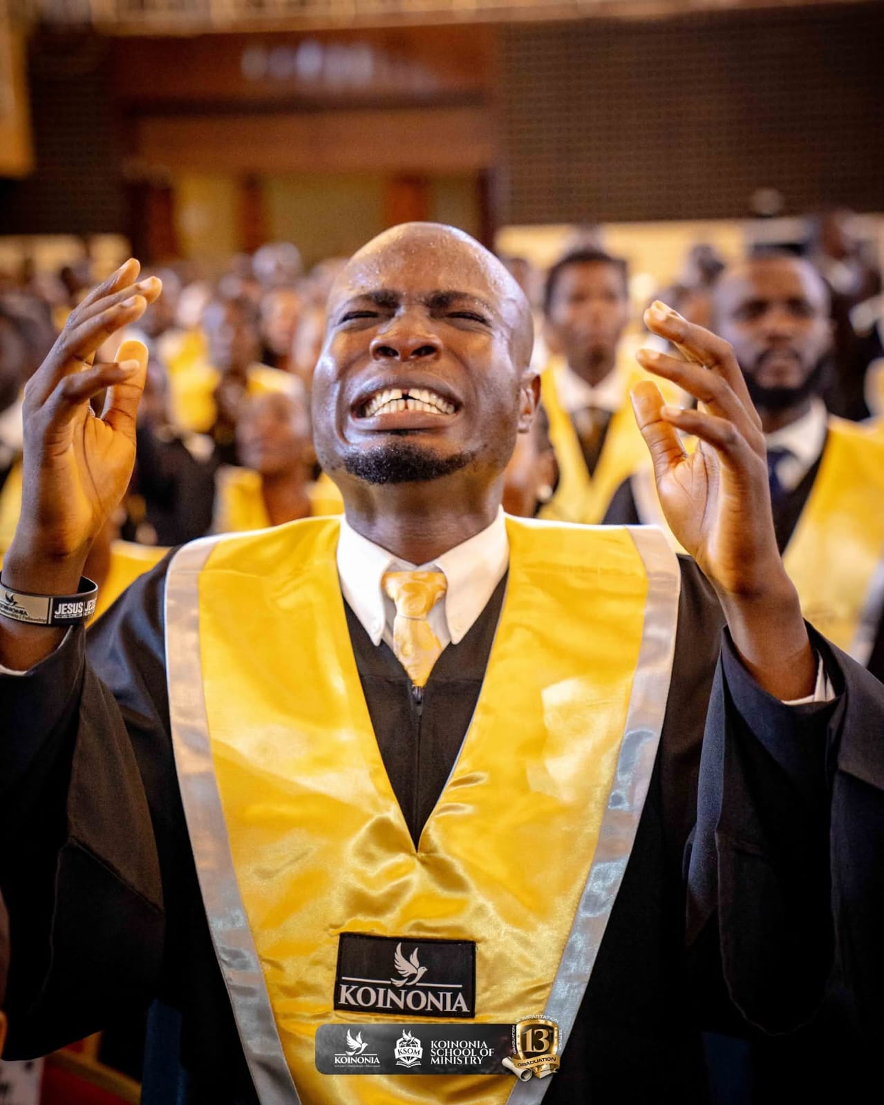 Graduants receive the blessings