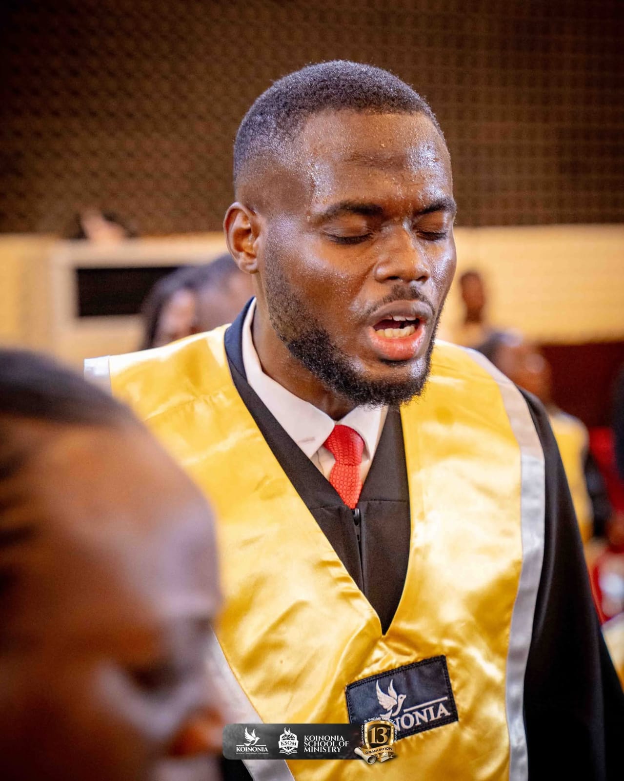 Graduants receive the blessings