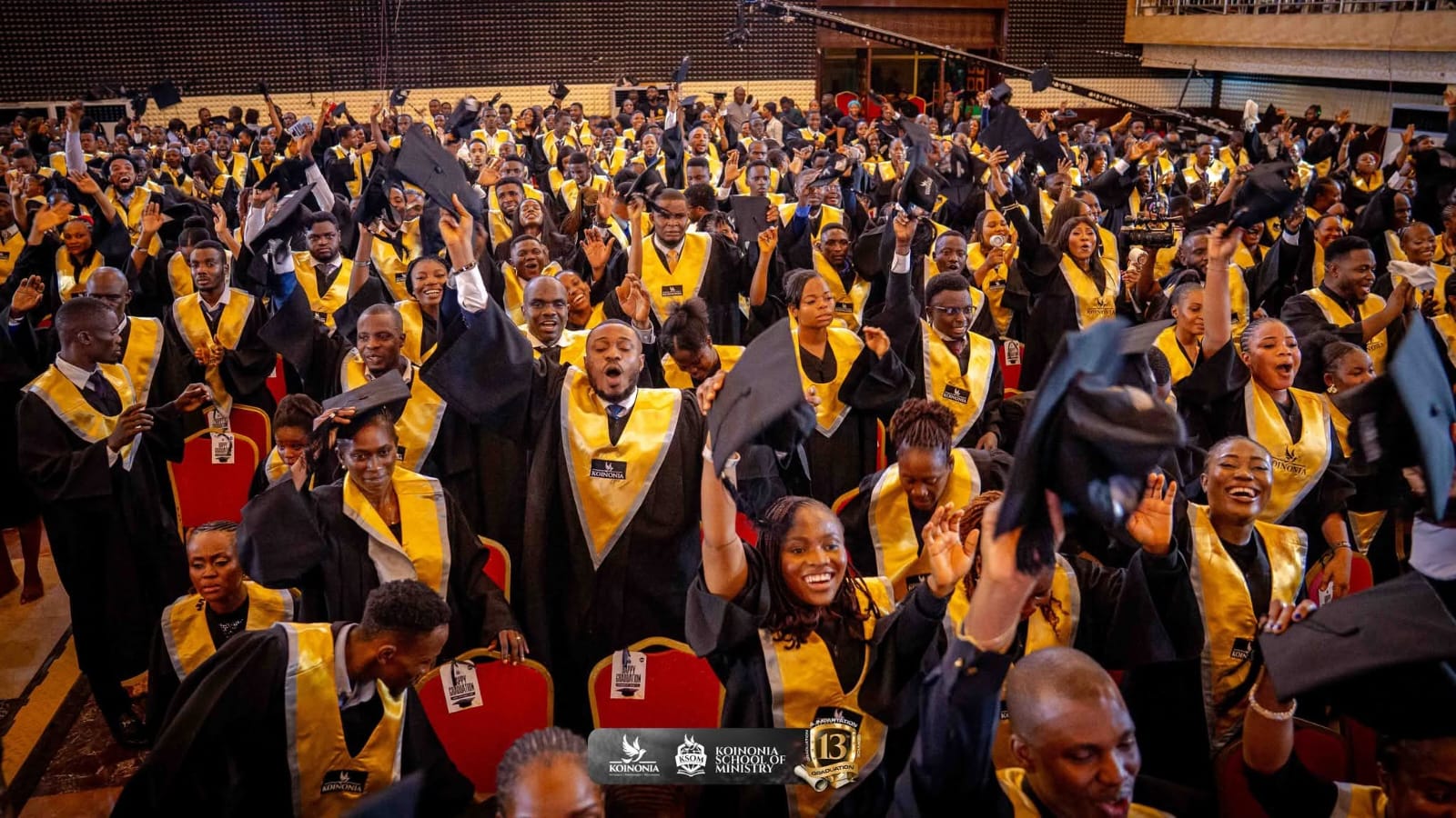 Graduants in the crowd celebrate their successful finish