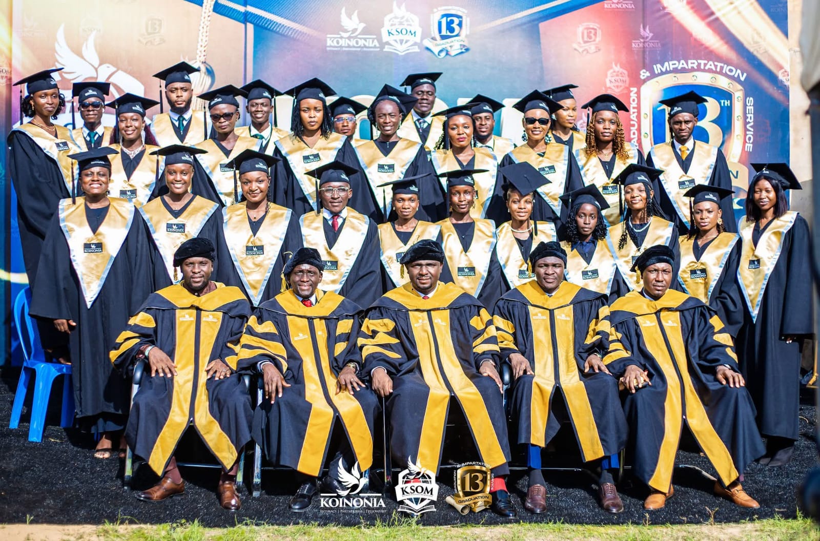 Graduants, with KSOM co-leaders in a group picture